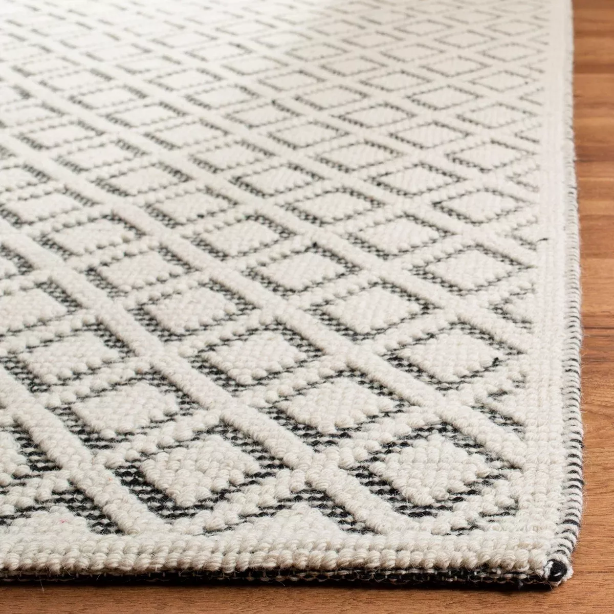 Vermont Hand Woven Wool Pile Rug – Luxurious Indian Craftsmanship for Cozy Home Décor Elegance